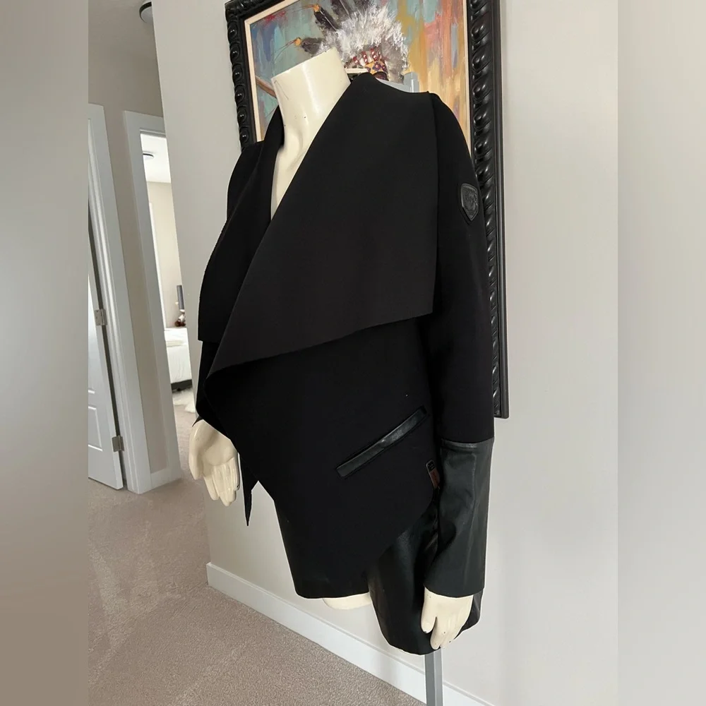 RUDSAK Black Draped Open-Front Jacket with Leather Trim – Modern Statement - Picture 4 of 16